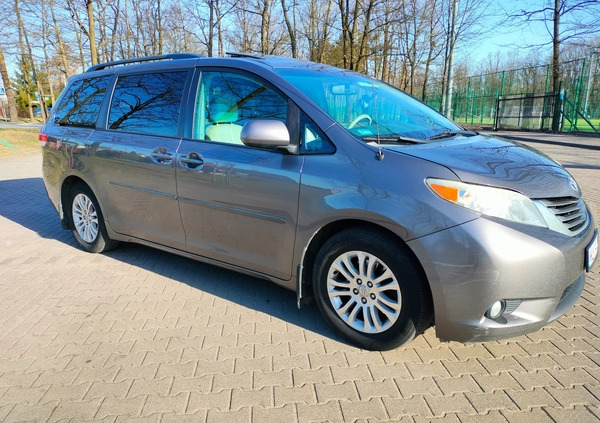 Toyota Sienna cena 58888 przebieg: 332000, rok produkcji 2011 z Legionowo małe 277